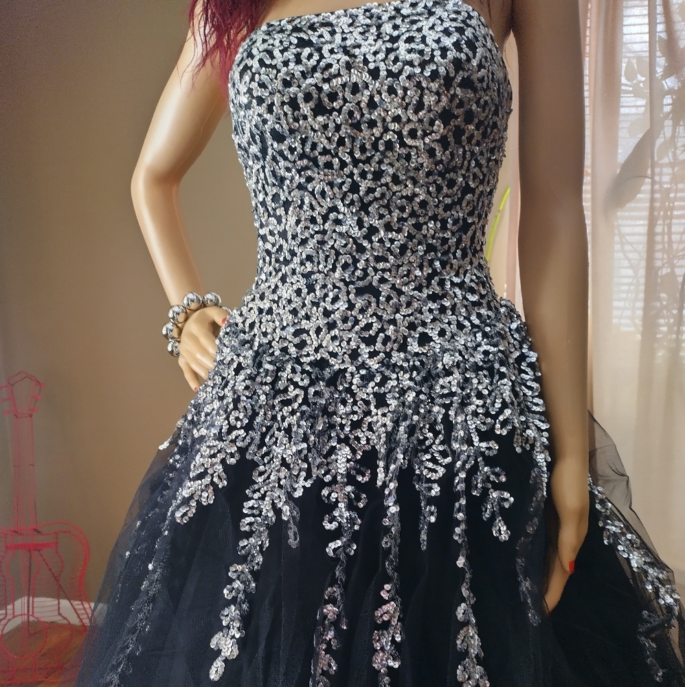 Dress - Picture 5 of 9